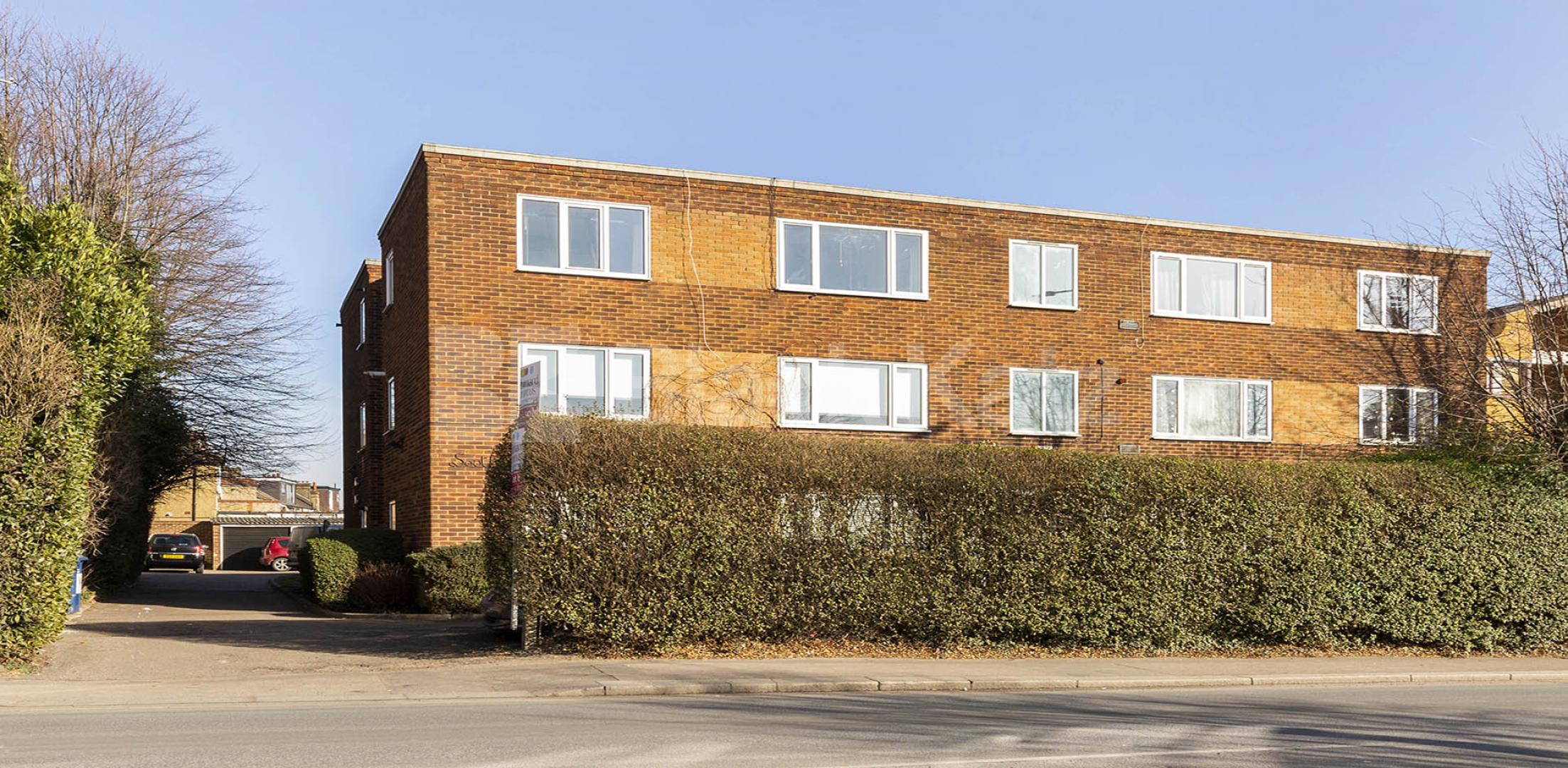 Refurbished 1 bedroom property with a study Oakleigh Road South, New Southgate 